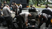 Seperti diketahui, massa Front Pembela Islam (FPI) dkk tetap akan mengelar aksi 1812 di depan Istana hari ini. Dalam demo tersebut, mereka menuntut pengusutan 6 laskar FPI yang tewas ditembak serta meminta Habib Rizieq dibebaskan.