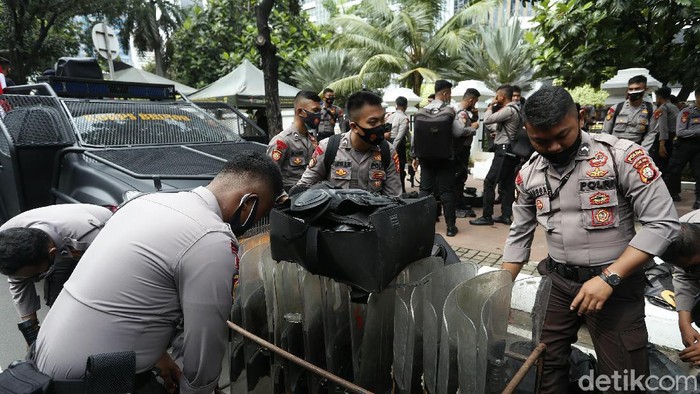 Polisi Bersiap Amankan Aksi 1812 Polisi mulai bersiap untuk mengamankan Aksi 1812 di depan Istana Negara. Polda Metro Jaya menyiagakan 12.500 personel untuk mengamankan aksi tersebut.