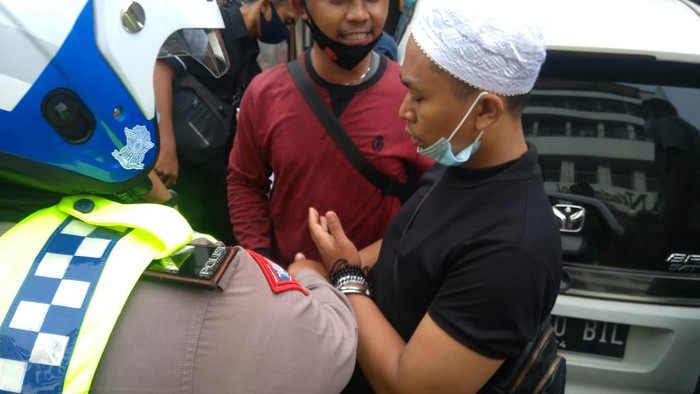 Polisi borgol salah satu peserta aksi