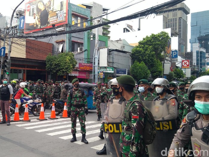 Polisi dan TNI menyisir Jl Kebon Sirih