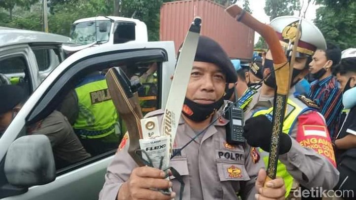 Polisi di Bandung mengamankan panah saat penyekatan massa 1812