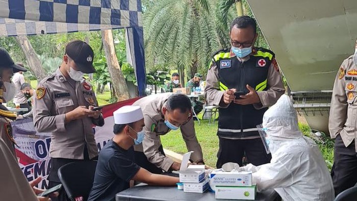 Polisi gelar rapid test terhadap peserta Aksi 1812 di Jaksel