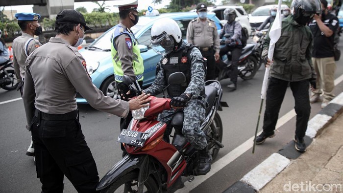 Polisi Hadang Massa Aksi 1812 di Pasar Jumat Polisi menghadang massa yang akan ikut aksi 1812 di Pasar Jumat, Jakarta Selatan. Mereka diminta putar balik dan pulang ke rumah.