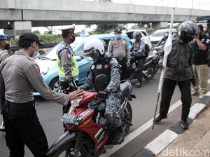 Polisi Hadang Massa Aksi 1812 di Pasar Jumat