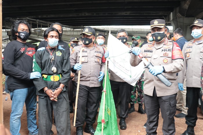 Polres Metro Jakut mengamankan 2 pria yang membawa badik dan bambu runcing saat ingin bergabung dalam Aksi 1812. Dua orang lain reaktif COVID-19 (dok Istimewa)