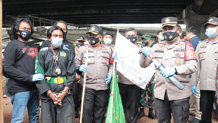 Polres Metro Jakut mengamankan 2 pria yang membawa badik dan bambu runcing saat ingin bergabung dalam Aksi 1812. Dua orang lain reaktif COVID-19 (dok Istimewa)
