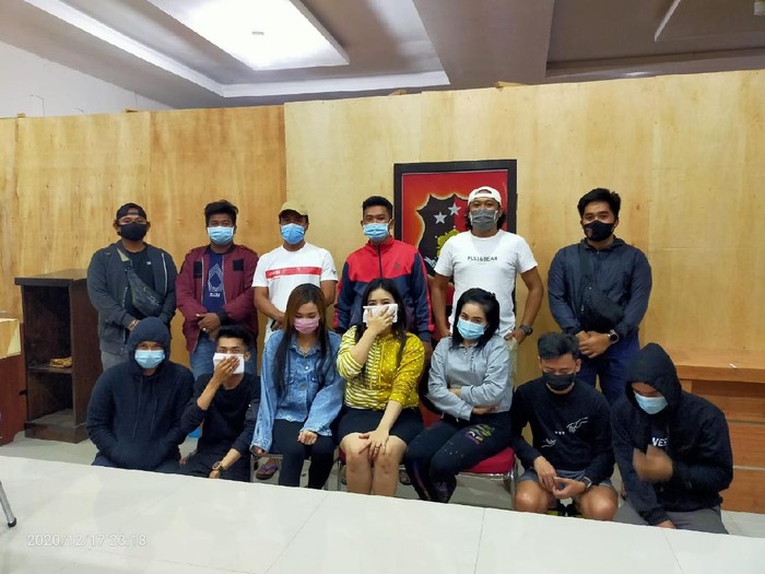 Polres Sidrap mengungkap praktik prostitusi online di sebuah hotel. Tujuh orang diamankan terdiri dari 4 terduga muncikari dan 3 PSK (dok Istimewa)