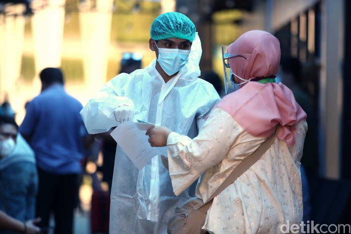 Sejumlah bandara menyediakan fasilitas rapid test antigen dan PCR. Di Bandara Soekarno Hatta, antrean warga yang akan rapid tes antigen mengular panjang.