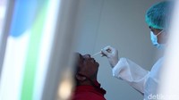 Sebelumnya, pemerintah mewajibkan tes PCR sebagai syarat terbang meski sudah mendapat vaksinasi dosis lengkap. Kebijakan ini menuai pro dan kontra di masyarakat. Foto: Agung Pambudhy