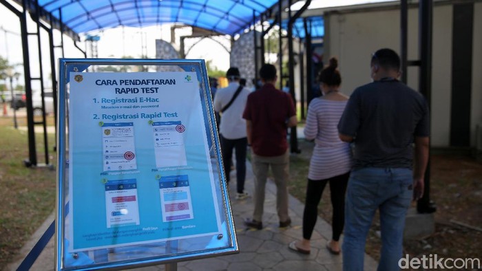Petugas gabungan mengukur suhu tubuh para pengendara yang melintas di Jalan Raya Narogong KM16, Kota Bekasi. Ini bagian dari Operasi Ketupat Jaya 2020.