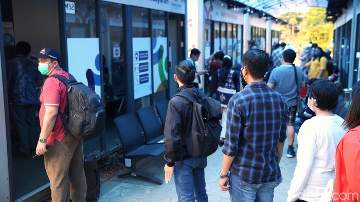 Sejumlah bandara menyediakan fasilitas rapid test antigen dan PCR. Di Bandara Soekarno Hatta, antrean warga yang akan rapid tes antigen mengular panjang.