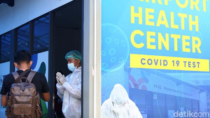 Sejumlah bandara menyediakan fasilitas rapid test antigen dan PCR. Di Bandara Soekarno Hatta, antrean warga yang akan rapid tes antigen mengular panjang.