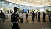 Calon penumpang pesawat antre untuk melakulan rapid test antigen di Bandara Soekarno Hatta Terminal 3, Tanggerang, Banten, Jumat (18/12/2020).