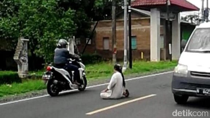 Sebelum Salat di Jalan, Pria Bergamis Ini Berjalan antara Lalu Lalang Kendaraan