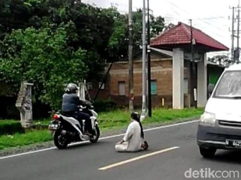Sebelum Salat di Jalan, Pria Bergamis Ini Berjalan antara Lalu Lalang Kendaraan