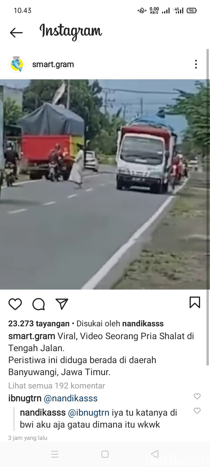 pria bergamis salat di tengah jalan