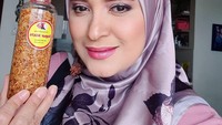 Karena unggahannya tersebut ia sampai diberhentikan dari pekerjaannya. Selain sebagai pegawai MPR, Rahma Sarita juga populer sebagai pembawa acara berita. Foto: Instagram @rahmasarita_jufri