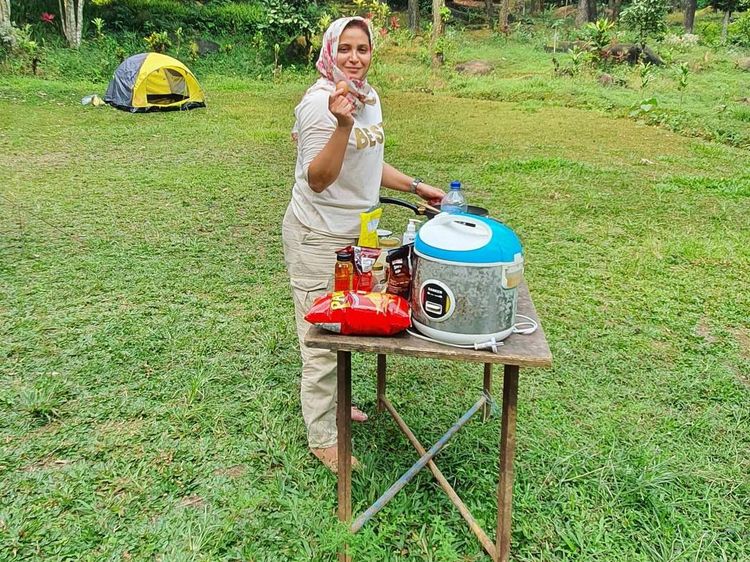 Doyan Makan Enak, Ini Momen Rahma Sarita saat Masak dan Ngeduren