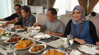 Momen makan bersama Rahma Sarita dan rekan-rekannya. Mereka tampak menikmati berbagai lauk mulai dari olahan ikan, tempe, sayur yang begitu lezat. Foto: Instagram @rahmasarita_jufri