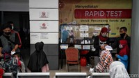 Kahumas PT KAI Daop 1 Jakarta, Eva Chairunisa mengatakan pihaknya masih menunggu aturan dari pemerintah terkait syarat menunjukkan hasil tes swab. Menurutnya sejauh ini aturan yang berlaku masih sama seperti sebelumnya.