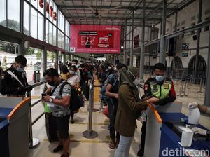 Cerita Penumpang soal Calo Rapid Test di Stasiun Pasar Senen
