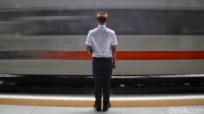 PT KAI keluarkan syarat bagi penumpang yang hendak melakukan perjalanan jarak jauh dengan kereta jelang libur Natal dan tahun baru. Apa saja syaratnya?