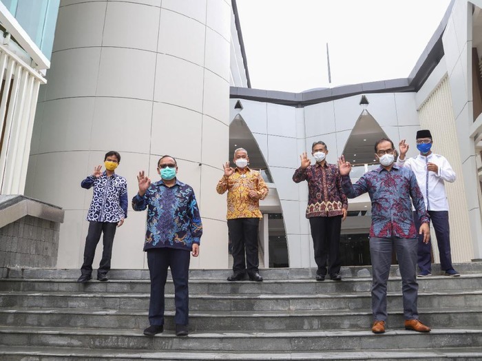 Rektor Universitas Gadjah Mada (UGM) Panut Mulyono memberikan apresiasi kepada PT Pelabuhan Indonesia III (Persero) atau Pelindo III atas dukungannya dalam pembangunan masjid Mardliyyah Islamic Centre yang ada di lingkungan UGM.