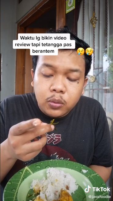 Pria tetap Fokus Review Makanan meski Tetangganya Sedang Adu Mulut