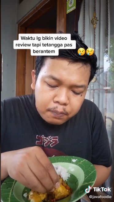 Pria tetap Fokus Review Makanan meski Tetangganya Sedang Adu Mulut