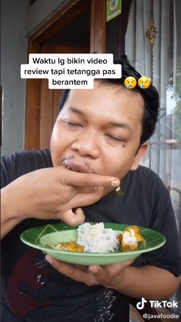 Pria tetap Fokus Review Makanan meski Tetangganya Sedang Adu Mulut
