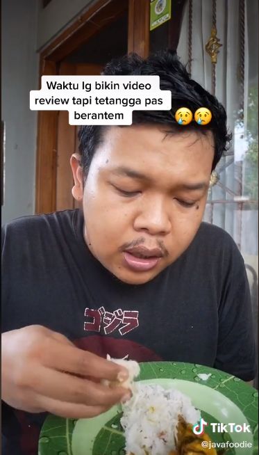 Pria tetap Fokus Review Makanan meski Tetangganya Sedang Adu Mulut