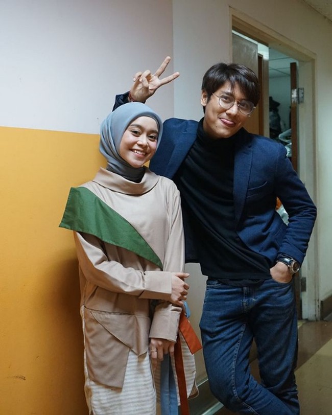 Aktor 25 tahun ini juga menyatakan bahwa hubungan mereka bukanlah setting-an atau palsu. NP : perasaan ga bisa di SETTING, tulisnya lagi. Foto: Instagram