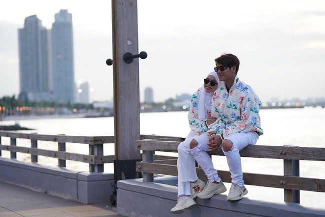 Sementara itu di akun Instagram-nya, Lesti Kejora juga menuliskan ucapan romantis untuk Rizky Billar. Pertemuan yang tidak pernah di sangka2 dan gk pernah kebayang sebelumnya. Makasi sudah hadir di hidup dd ka, tulis pedangdut tersebut. Foto: Instagram