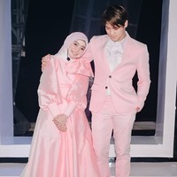 Kerap terlihat bersama dan berpose mesra, keduanya enggan mengakui jalinan asmara yang terjalin di antara mereka. Hingga Rizky Billar akhirnya go public lewat unggahan Instagram terbarunya. Foto: Instagram