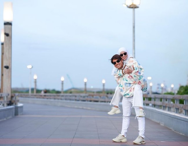 Lewat Instagram, Rizky Billar mengunggah foto dirinya menggendong Lesti Kejora. Keduanya mengenakan busana seragam.  Foto: Instagram