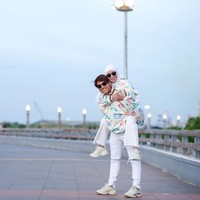 Lewat Instagram, Rizky Billar mengunggah foto dirinya menggendong Lesti Kejora. Keduanya mengenakan busana seragam.  Foto: Instagram