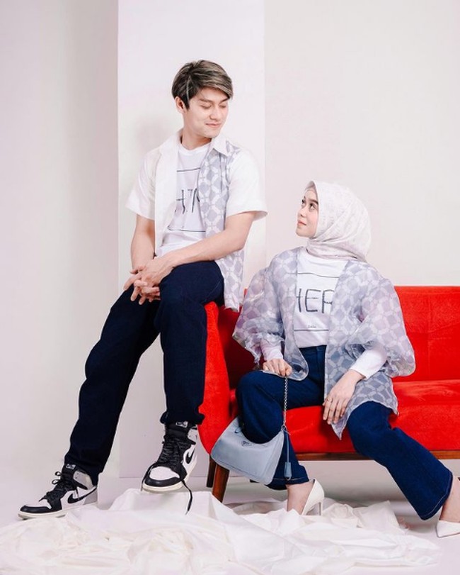 Pada caption foto, Rizky Billar menulis kata-kata romantis untuk Lesti Kejora. Berawal dari pertemuan yang tak disangka-sangka, hingga akhirnya saling tumbuh rasa. Terima kasih Kejora-ku...telah menjadi sinar di-kala redup, tulisnya. Foto: Instagram