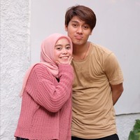 Menyusul unggahan mesra tersebut, dalam Instagram Stories, Lesti Kejora juga memperlihatkan sebuah cincin yang melingkar di jarinya. Disana juga ada wajah Rizky Billar. Lantaran postingan tersebut, banyak yang menanyakan apakah Lesti dan Rizky sudah bertunangan. Foto: Instagram