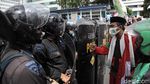 Foto: Saat Polisi Pukul Mundur Massa Aksi 1812