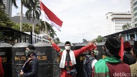 Tampak massa aksi 1812 membawa bendera merah putih.