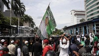 Massa akhirnya dipukul mundur ke simpang Kebon Sirih.