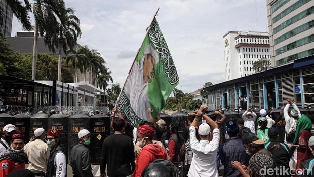 Massa aksi 1812 dipukul mundul polisi dari kawasan Patung Kuda, Jakarta Pusat.  Massa kini kocar-kacir ke arah Tanah Abang.