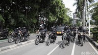Polisi bergerak di area sekitar lokasi aksi untuk membubarkan massa.