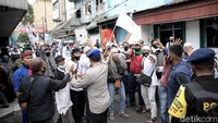 Massa aksi pun diwajibkan utnuk mengmengikuti rapid test antigen di posko yang disediakan guna mengantisipasi penyebaran virus Corona.