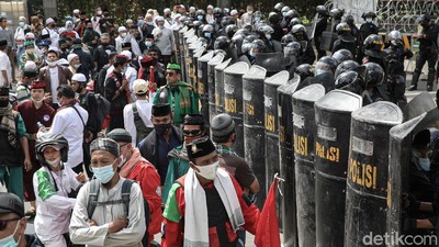Foto: Saat Polisi Pukul Mundur Massa Aksi 1812