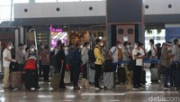 Menjelang libur Natal dan tahun baru 2021, sejumlah penumpang mulai mendatangi Bandara Soekarno-Hatta untuk melakukan perjalanan baik ke luar kota maupun ke luar negeri.