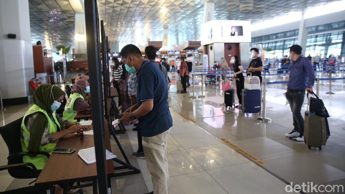 Bandara Soekarno-Hatta mulai ramai didatangi penumpang menjelang libur Natal dan tahun baru. Beberapa penumpang datang untuk melakukan perjalanan ke luar negeri