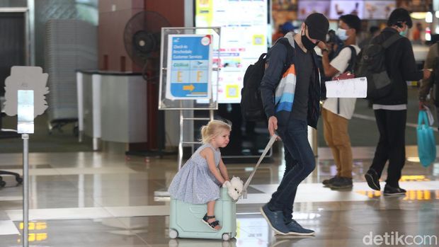 Bandara Soekarno-Hatta mulai ramai didatangi penumpang menjelang libur Natal dan tahun baru. Beberapa penumpang datang untuk melakukan perjalanan ke luar negeri