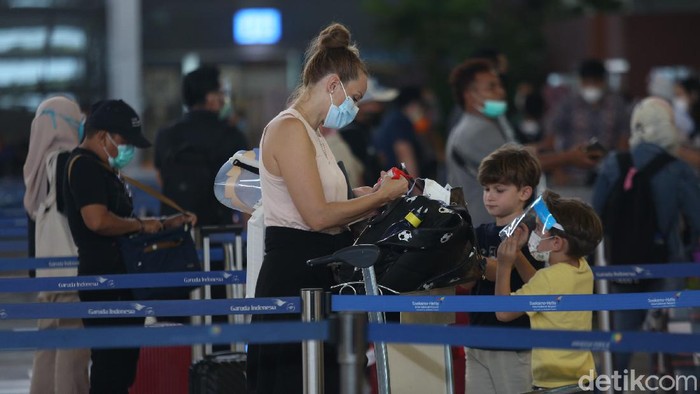 Bandara Soekarno-Hatta mulai ramai didatangi penumpang menjelang libur Natal dan tahun baru. Beberapa penumpang datang untuk melakukan perjalanan ke luar negeri