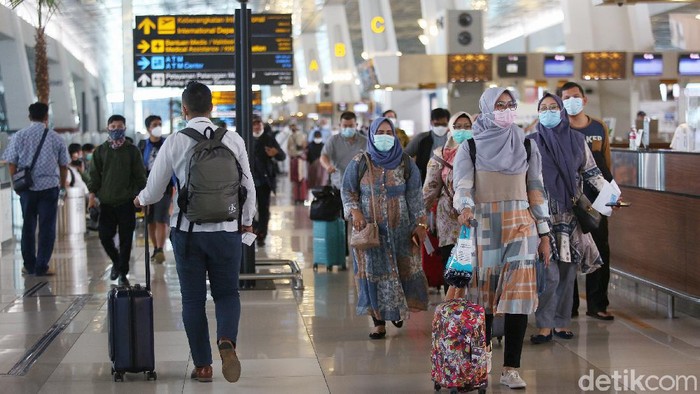 Bandara Soekarno-Hatta mulai ramai didatangi penumpang menjelang libur Natal dan tahun baru. Beberapa penumpang datang untuk melakukan perjalanan ke luar negeri
